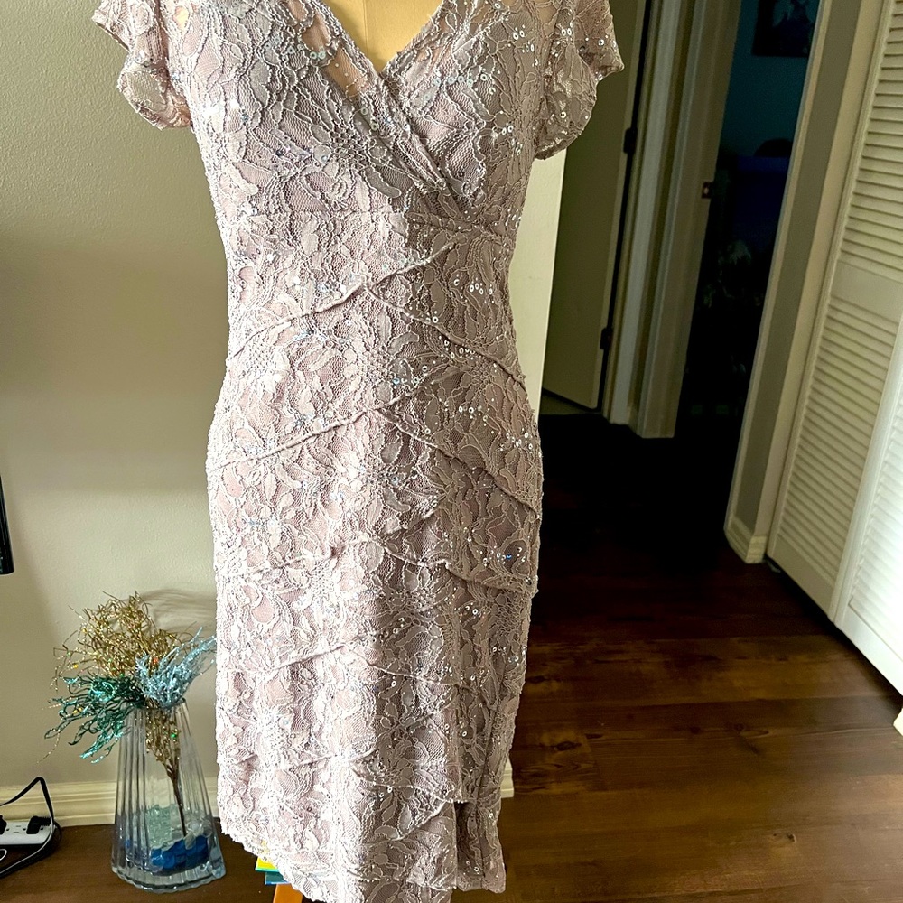 Size 6 Scarlett Nite dress. Very comfortable! Wore once to my sons wedding